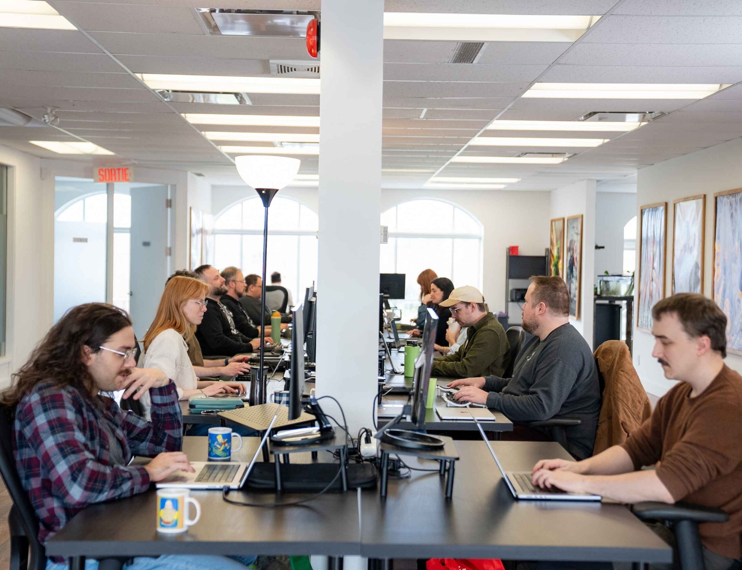 Photo de l’équipe de développement de Rum&Code dans le Pool prod