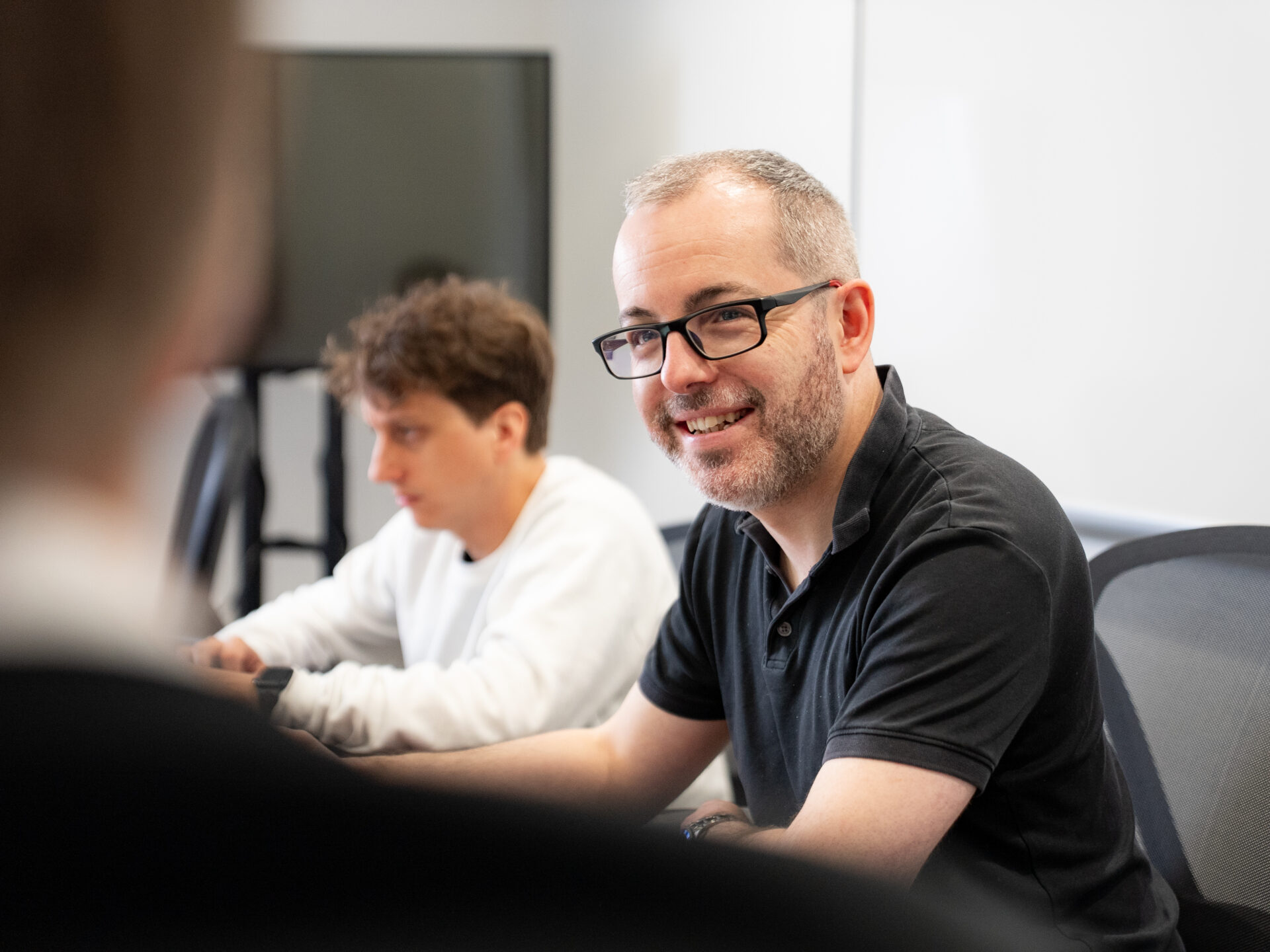 Jean-François Gélinas, Directeur général chez Rum&Code, en pleine discussion lors d’un meeting au bureau